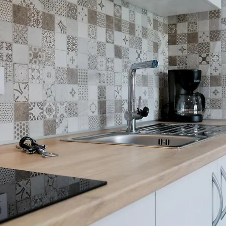 412 Yucca Park Second Line To *